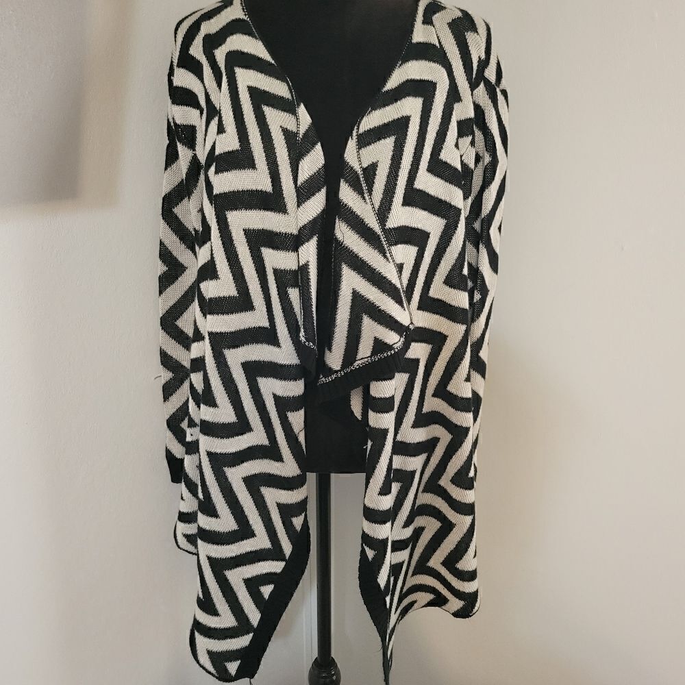 Magnolias Black White Zig Zag Print Long Sleeve Open Front Waterfall Cardigan M